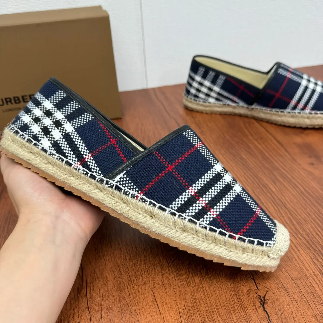 Batch 600 Burberry/Burberry new summer men's embroidered straw fisherman shoes, cool slip-on straw shoes! Encounter British fashion with Burberry espadrilles, a perfect blend of classic and fashionable. The unique printing on the upper is a manifestation of the brand's style. Every color and every pattern tells the story of England. Straw soles bring a natural texture, comfortable and chic. Whether you are strolling in the city streets or heading to the beach for vacation, it can add elegance and charm to you, easily become the center of attention, and start your own fashion journey. Classic knitted canvas upper, with thin calfskin lining suitable for summer, straw lining, genuine leather patch at the bottom of the heel, hemming technology, and Mark stitching details! Anti-slip rubber bottom layer, integrated injection molding of large LOGO letters and badges, multiple colors and styles to choose from, complete package! Size: 39-40-41-42-43-44 Normal size Item number: 2025-5 Knitted blue